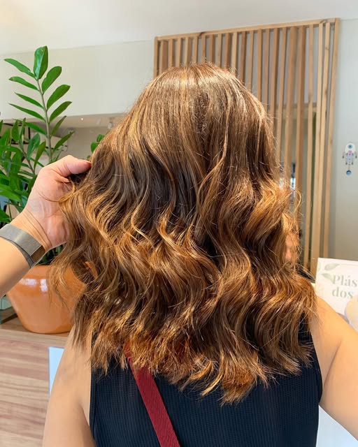 Cabelo castanho com ondas e reflexos caramelo