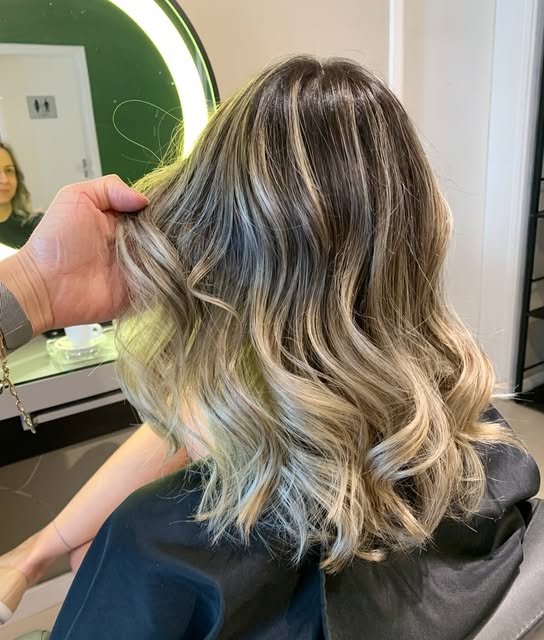 Balayage loiro em cabelo ondulado