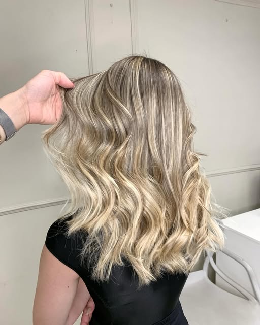 Loiro claro com ondas suaves