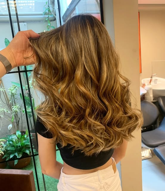 Cabelo longo com ondas e luzes douradas